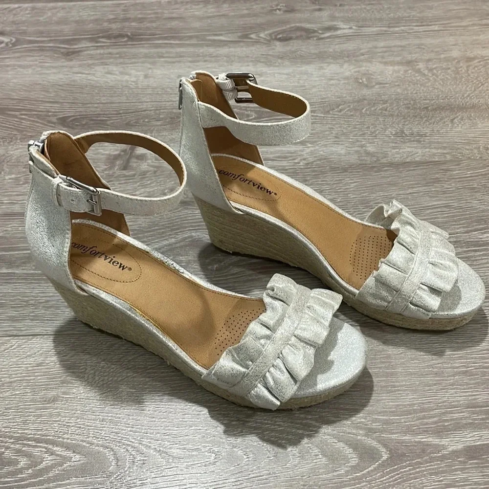 NEW Comfortview Silver Ruffle Wide London Wedge Espadrille Ankle Strap 8WW